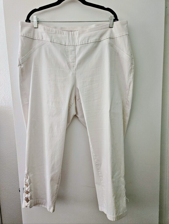 Alia Pants - Alia Plus Ivory Capri Pants Bow Cutout Ankle Detail Coquette Plus Size 22W EUC